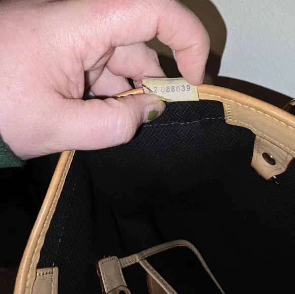 Dooney & Bourke USA Vintage Cabrio Bucket Bag W/ Coin Bag - Picture 6 of 8